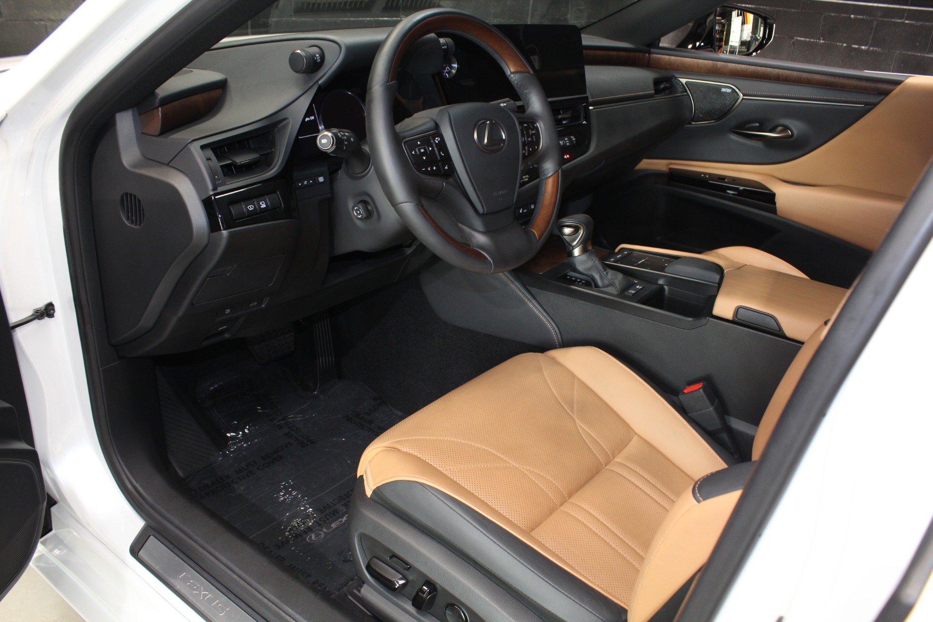 Used 2022 Lexus ES 300h Ultra Luxury w/ Accessory Package 2 FWD image 30