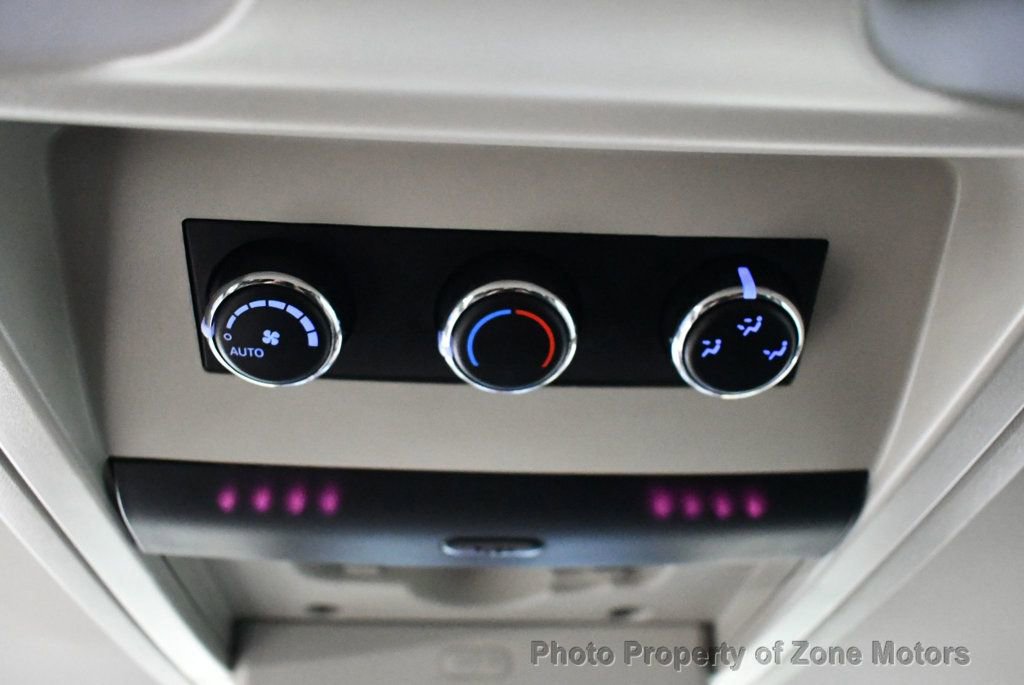 Used 2014 Chrysler Town & Country Touring-L image 30