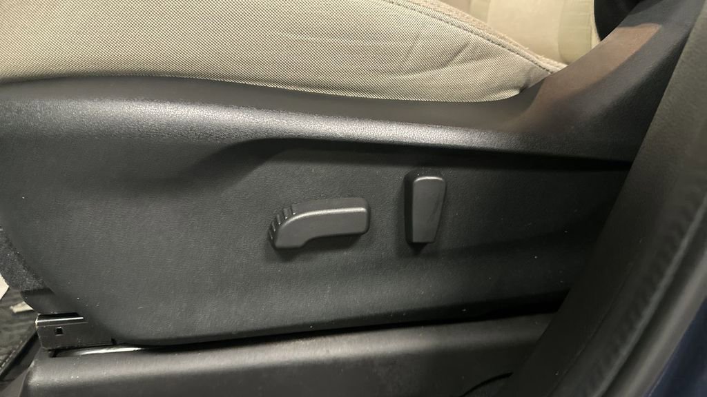 Used 2024 Subaru Ascent Premium w/ Convenience Package image 14