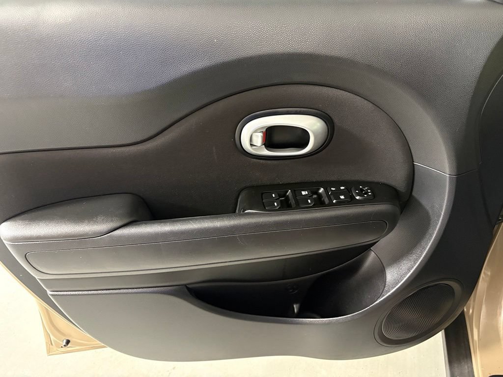 Used 2016 Kia Soul FWD image 13