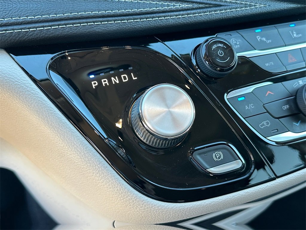Used 2023 Chrysler Pacifica Touring-L image 28