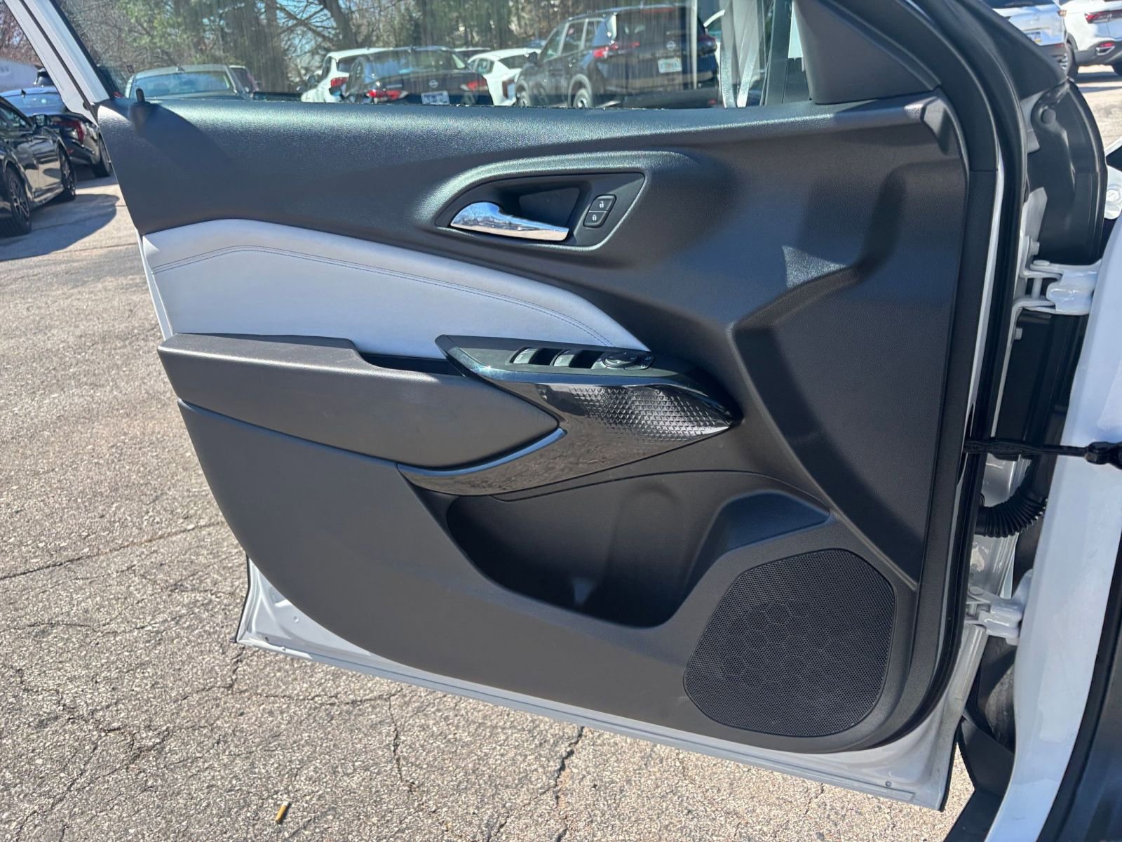 Used 2025 Chevrolet Trax LT w/ LT Convenience Package FWD image 18
