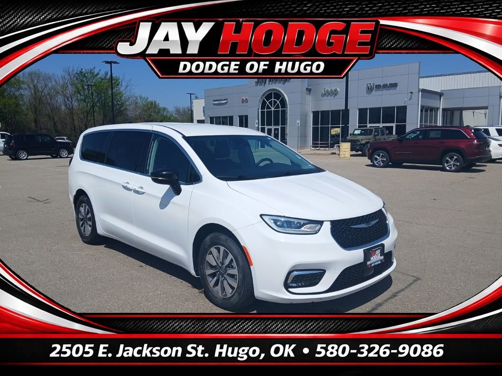 Used 2024 Chrysler Pacifica Select image 1