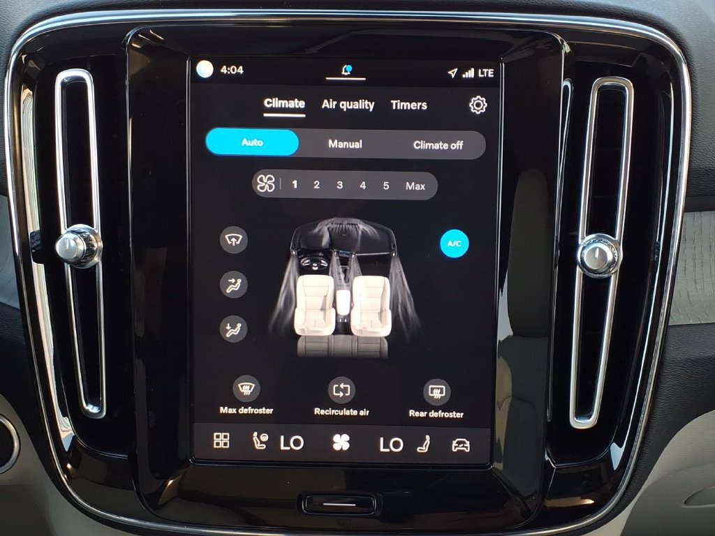 Certified 2024 Volvo XC40 B5 Plus AWD/4WD image 17