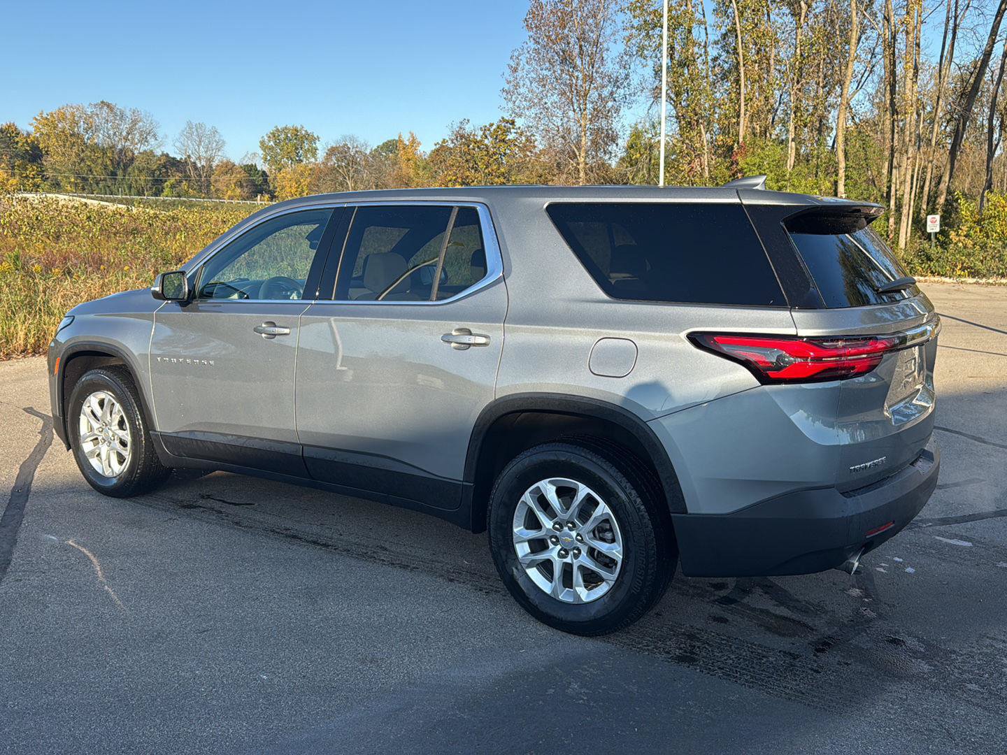 Used 2023 Chevrolet Traverse LS w/ Safety Package FWD image 4