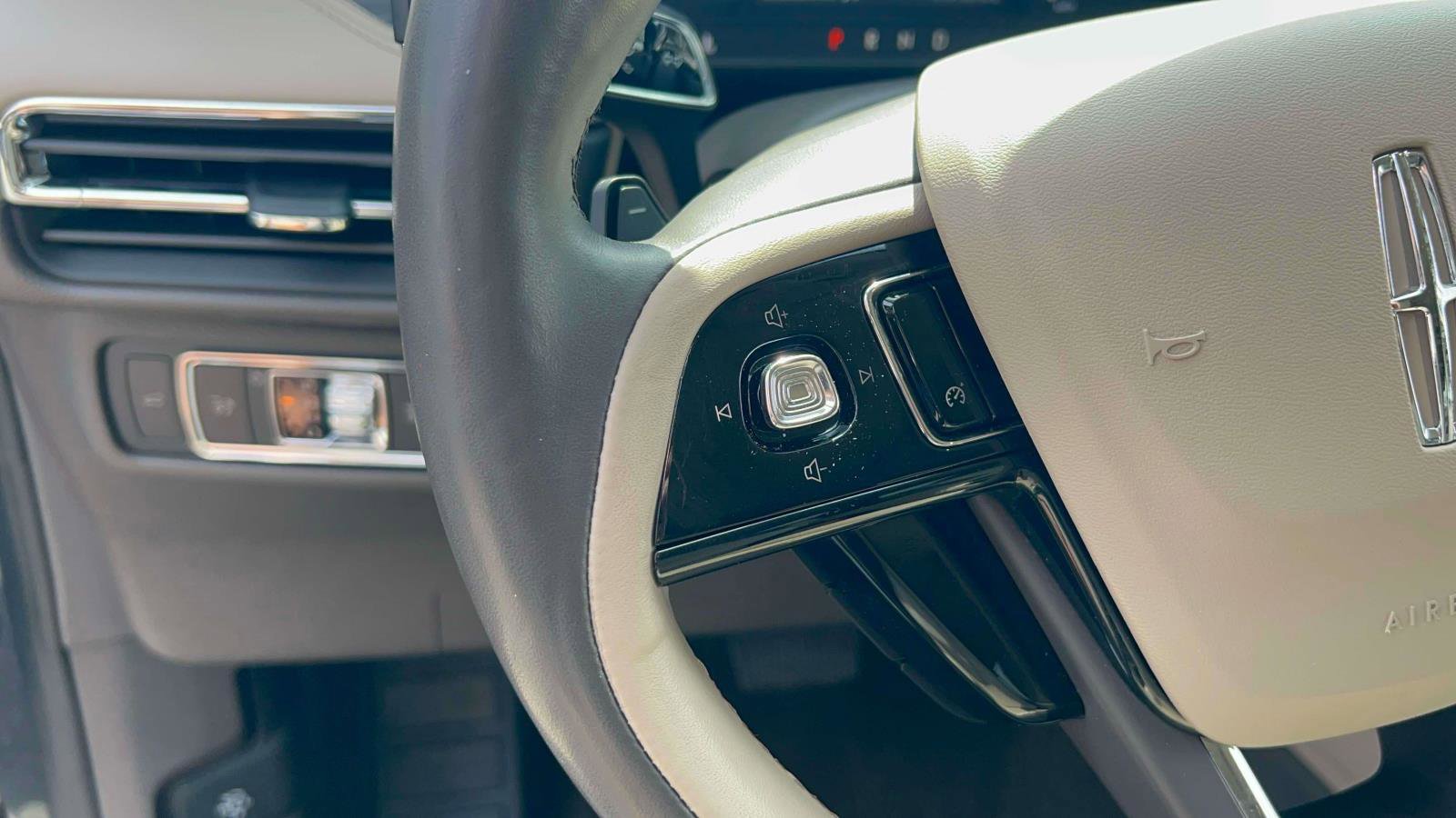 Used 2022 Lincoln Corsair AWD w/ Premium Package image 23