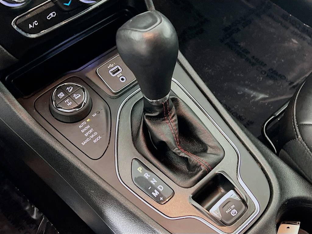 Used 2019 Jeep Cherokee Trailhawk image 15