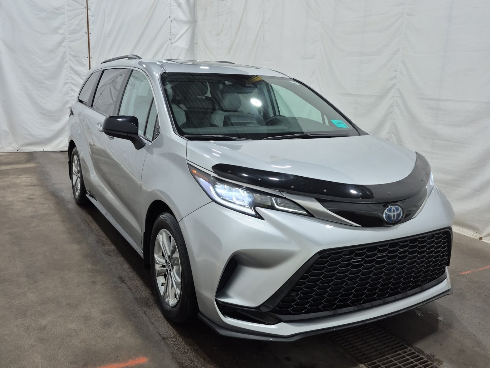 Used 2023 Toyota Sienna XSE AWD/4WD image 5