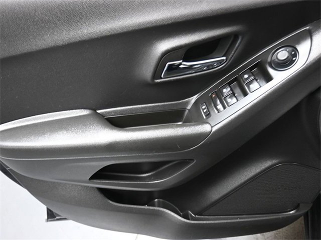 Used 2022 Chevrolet Trax LT w/ Midnight Edition image 13