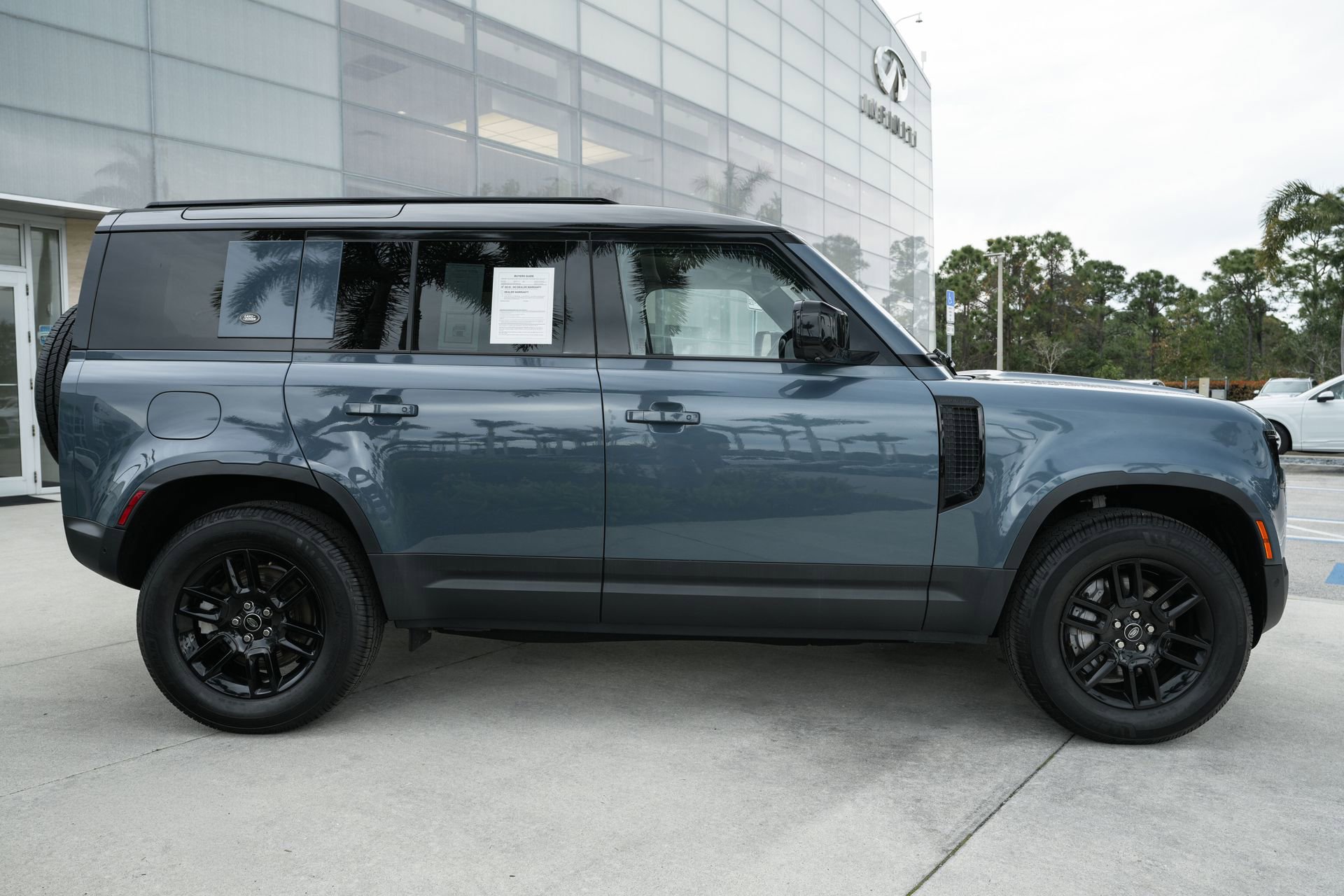 Used 2022 Land Rover Defender 110 SE image 26