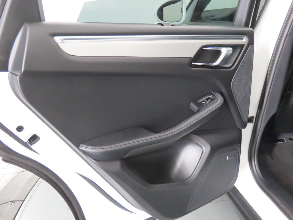 Certified 2026 Porsche Macan AWD/4WD image 47