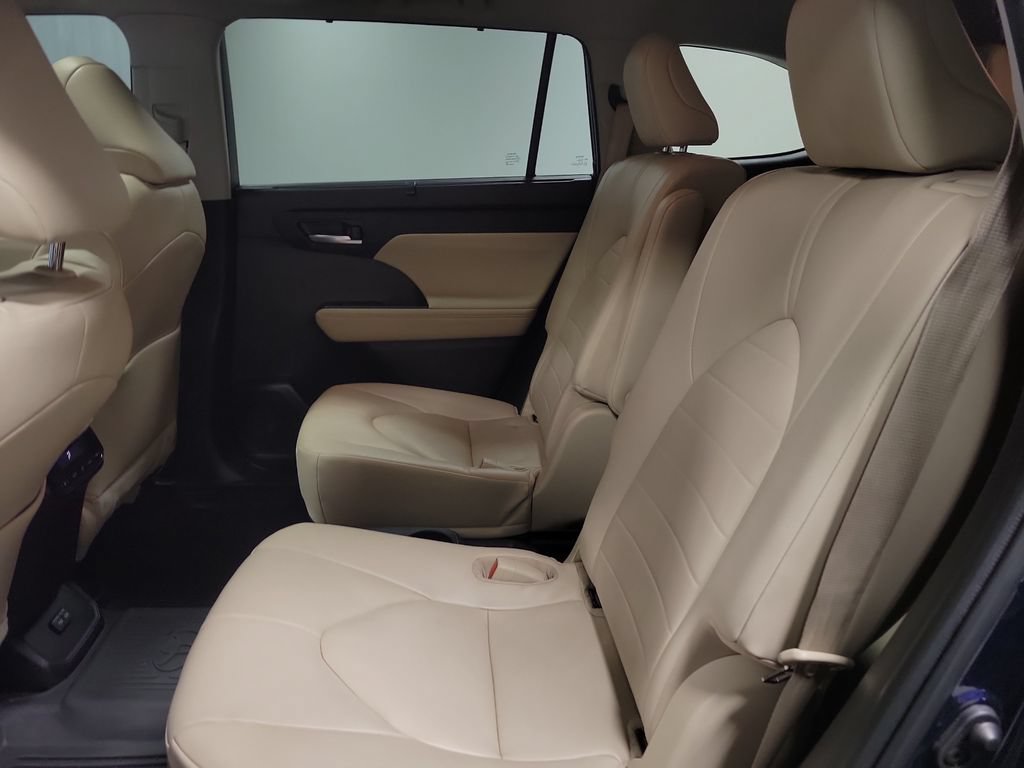 Used 2023 Toyota Highlander XLE FWD image 29