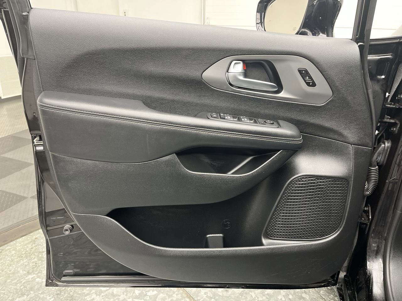 Used 2025 Chrysler Pacifica Select image 6