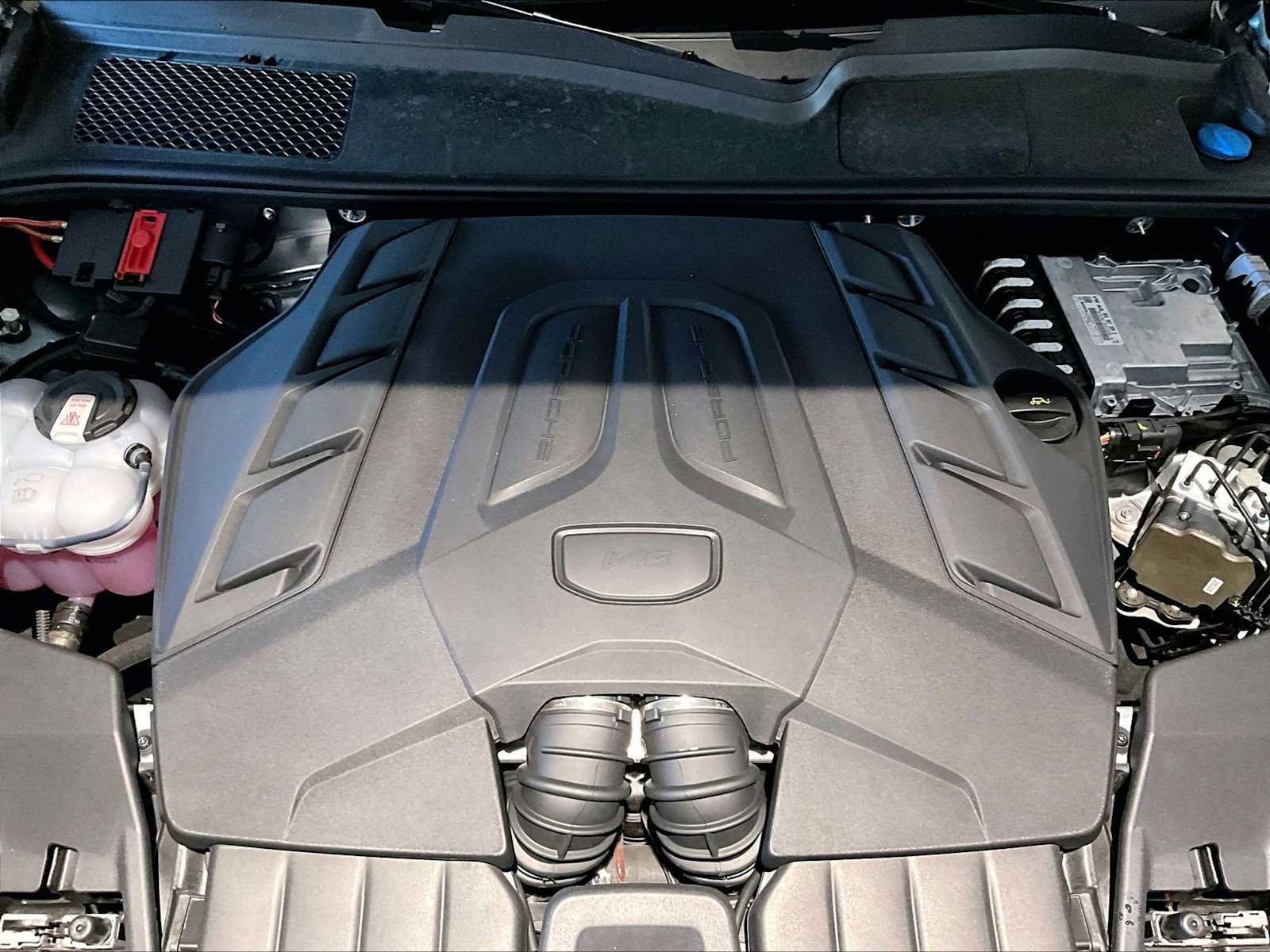 Used 2025 Porsche Cayenne GTS w/ Premium Package image 24