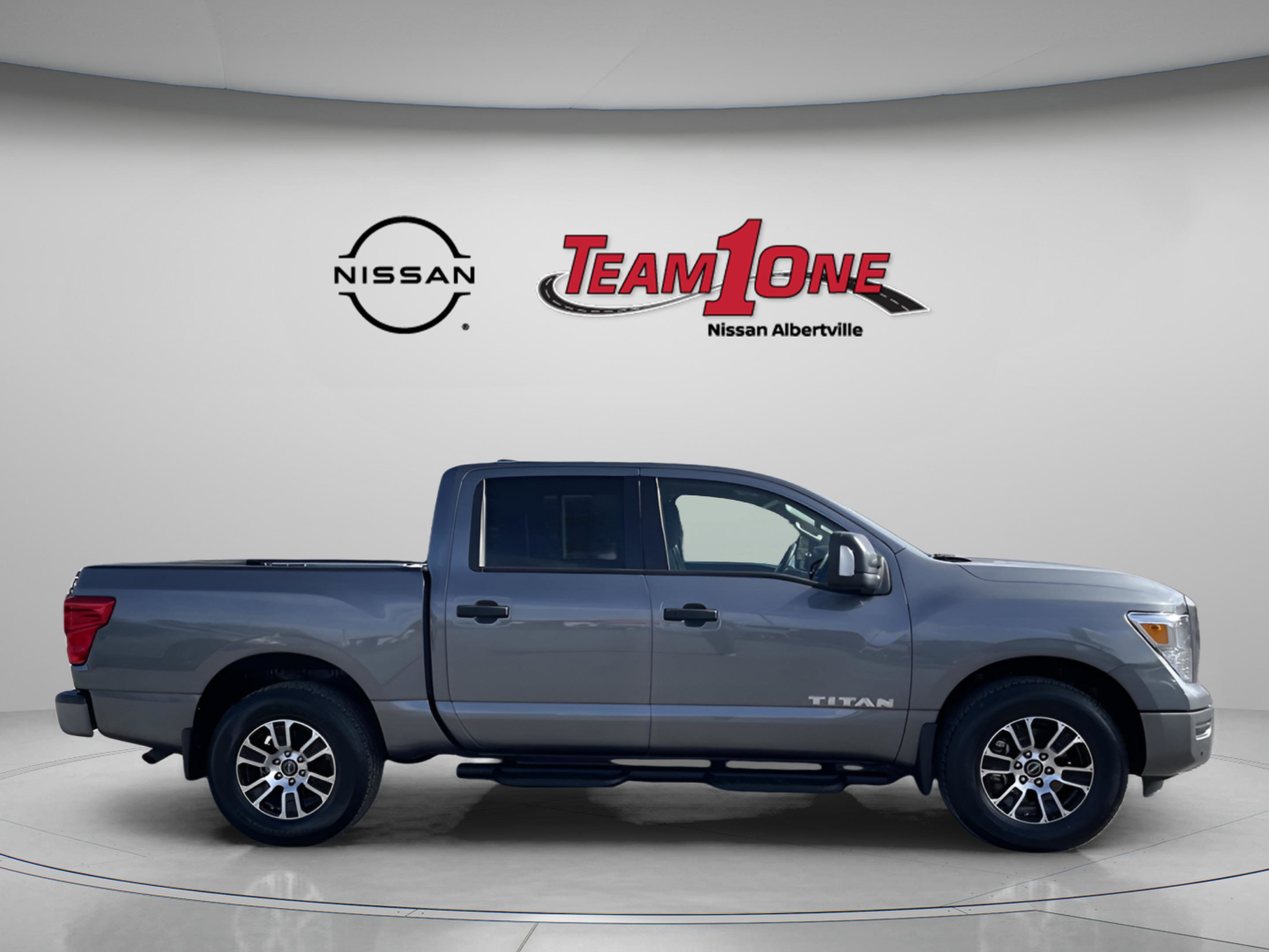 Used 2024 Nissan Titan SV w/ SV Convenience Package image 6
