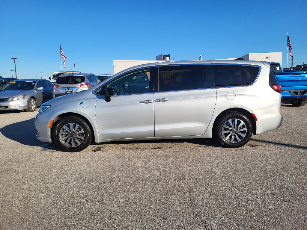 Used 2024 Chrysler Pacifica Select image 10