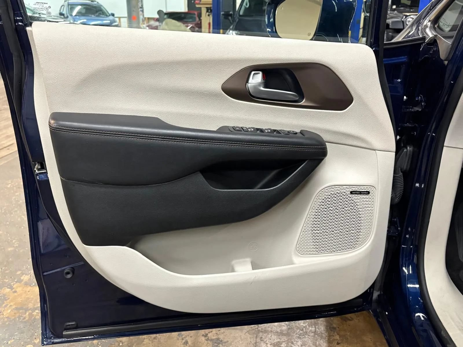 Used 2017 Chrysler Pacifica Touring-L Plus w/ Advanced Safetytec Group FWD image 31