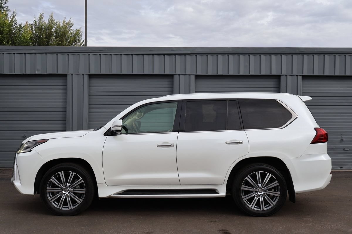 Used 2016 Lexus LX 570 4WD w/ Luxury Package image 2