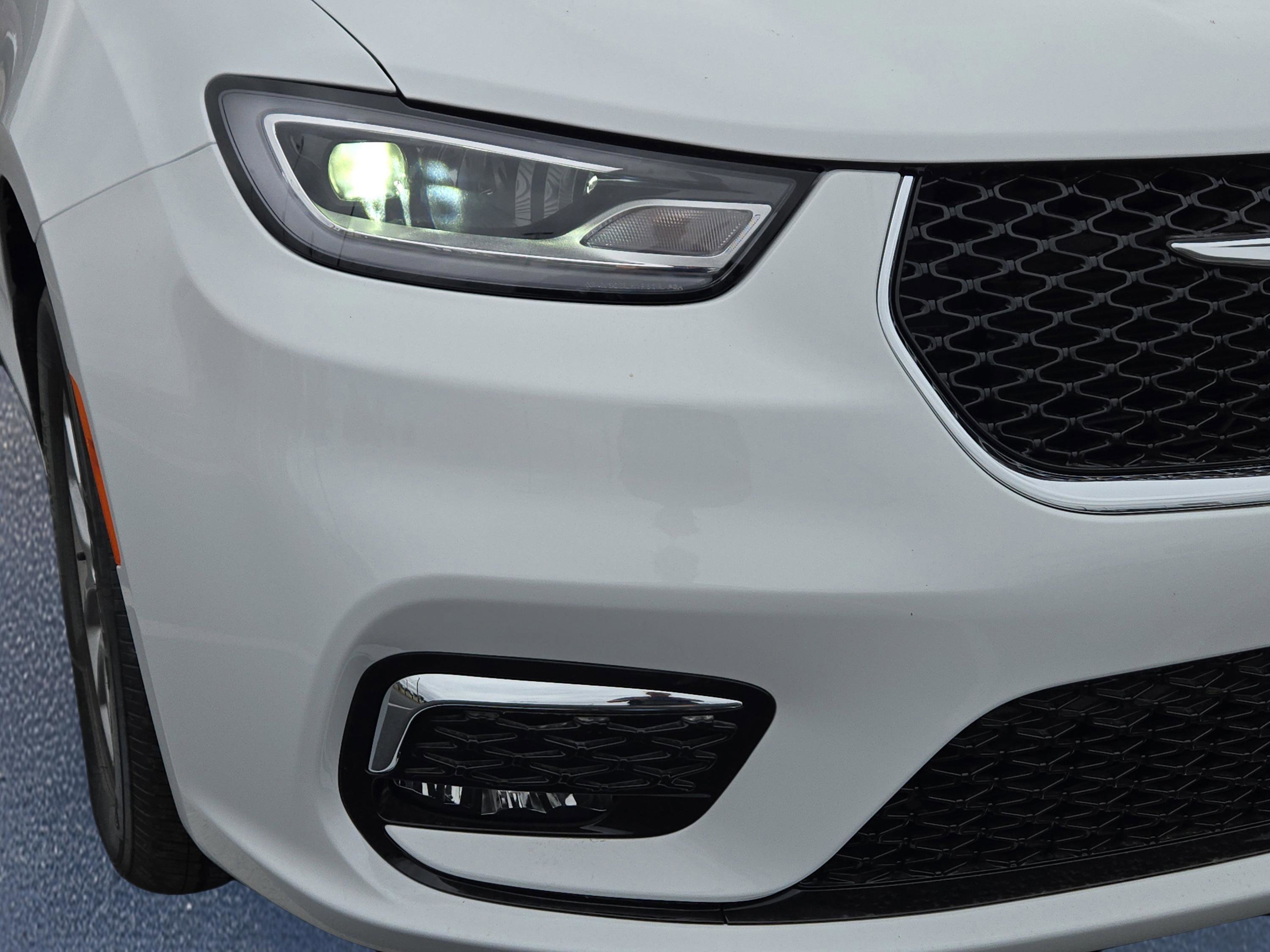 New 2026 Chrysler Pacifica Select image 3