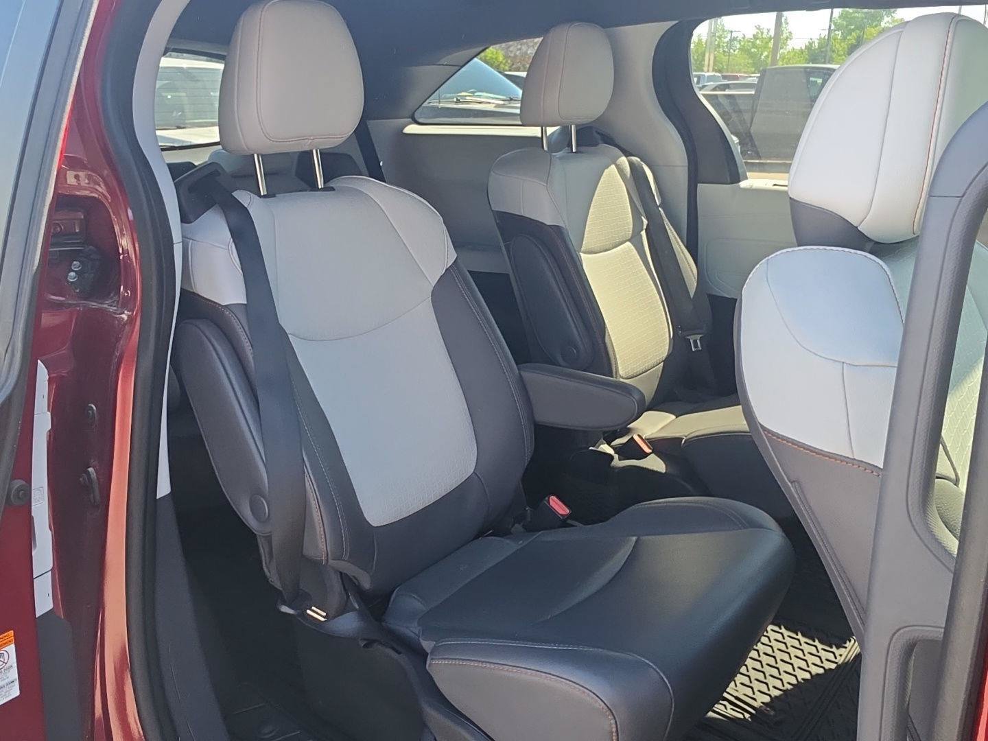 Used 2022 Toyota Sienna XSE FWD image 12