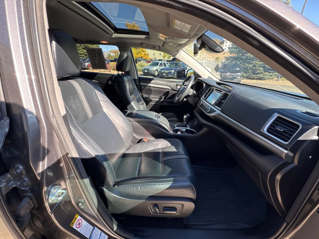 Used 2018 Toyota Highlander SE AWD/4WD image 17