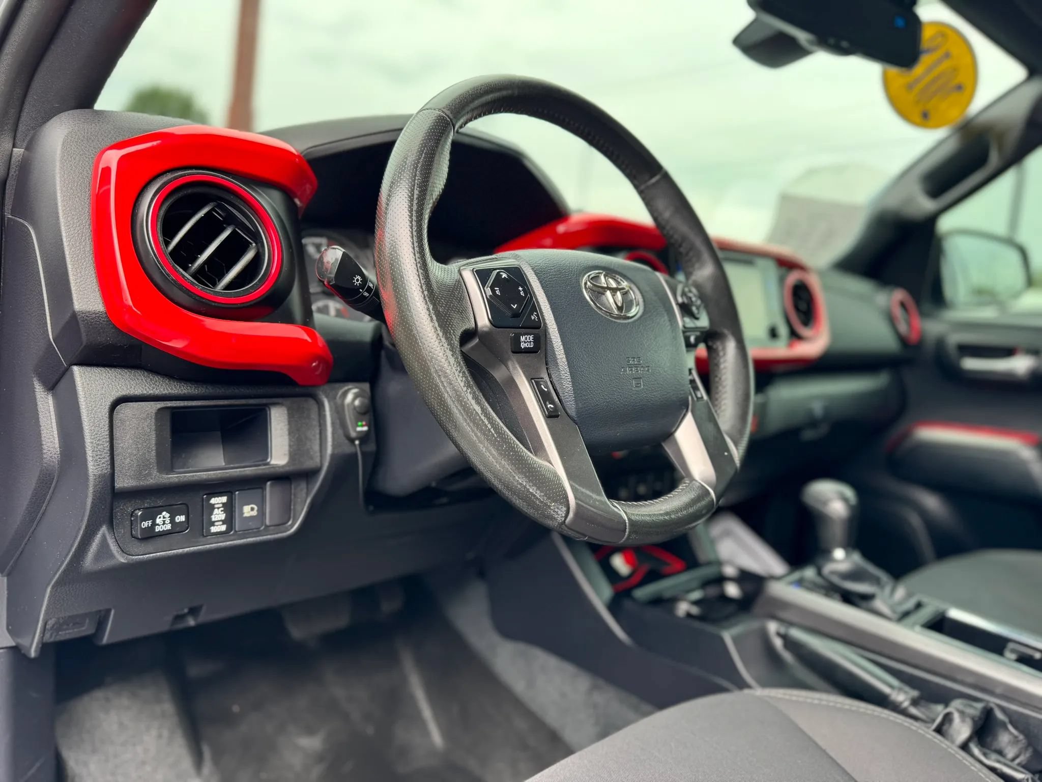 Used 2018 Toyota Tacoma TRD Off-Road w/ Technology Package AWD/4WD image 21