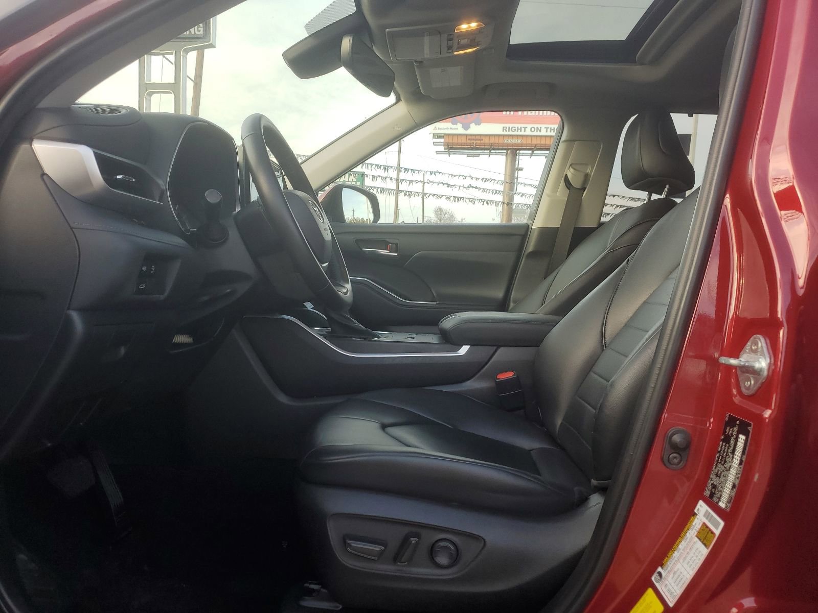 Used 2023 Toyota Highlander XLE image 8