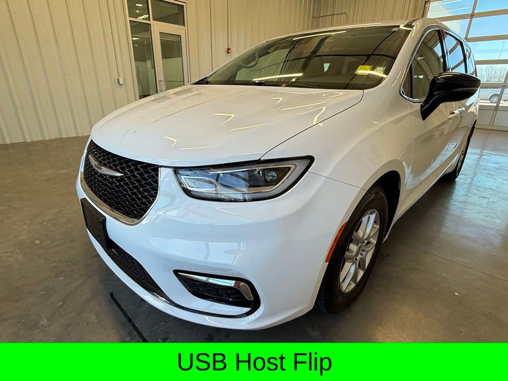 Used 2024 Chrysler Pacifica Touring-L image 10