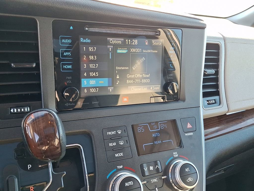 Used 2017 Toyota Sienna Limited image 3