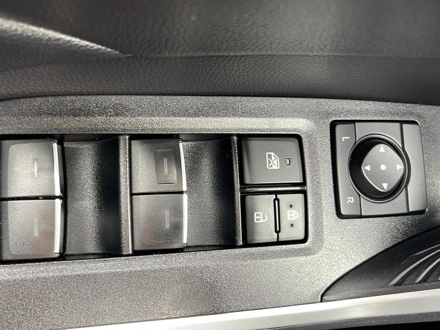 Used 2025 Toyota RAV4 XLE AWD/4WD image 30
