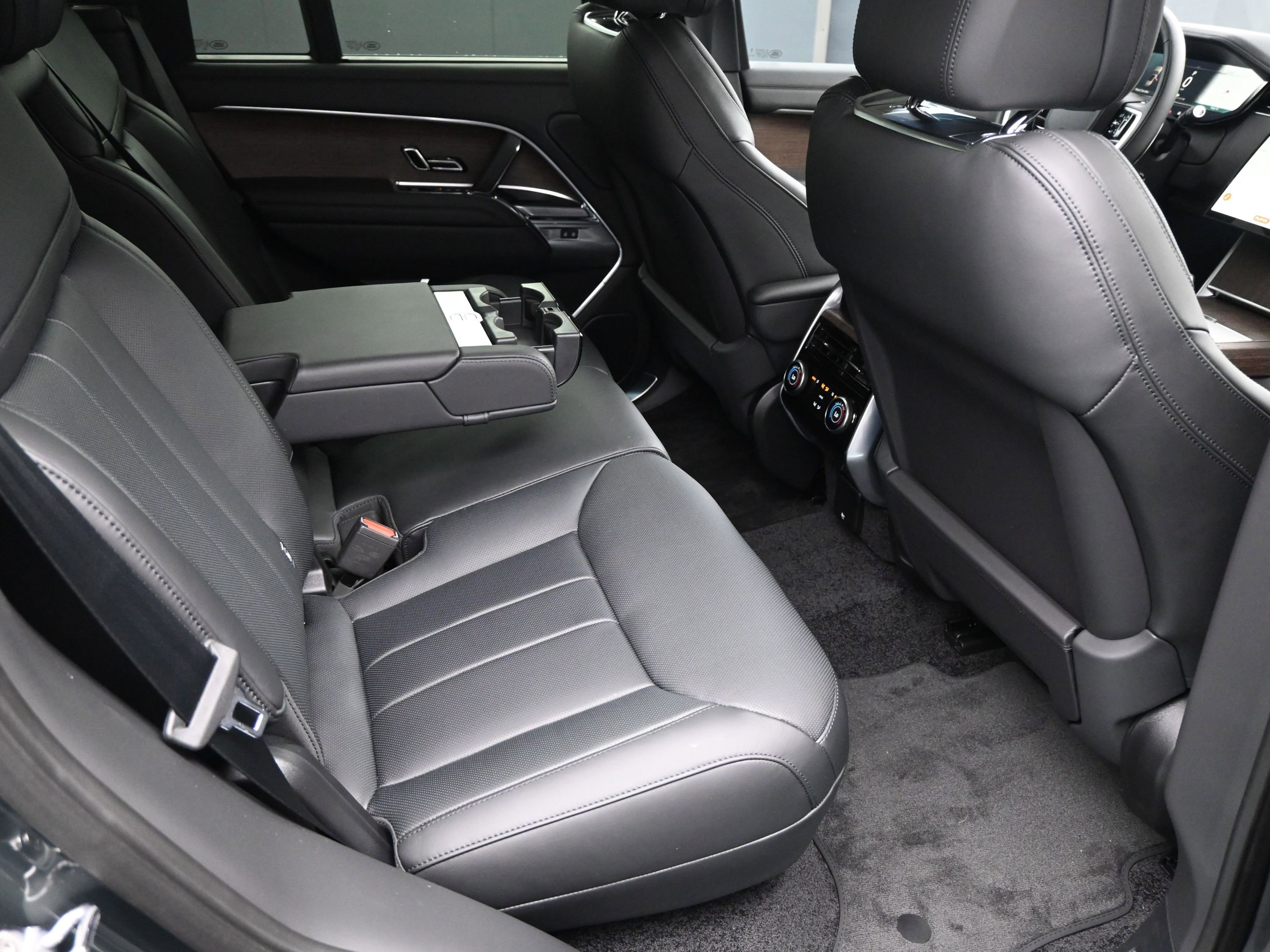 New 2025 Land Rover Range Rover SE image 8