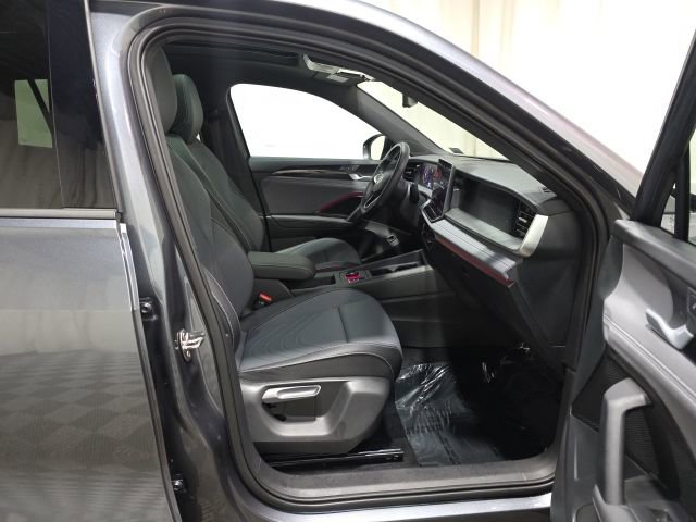 Used 2025 Volkswagen Tiguan SE R-Line AWD/4WD image 34
