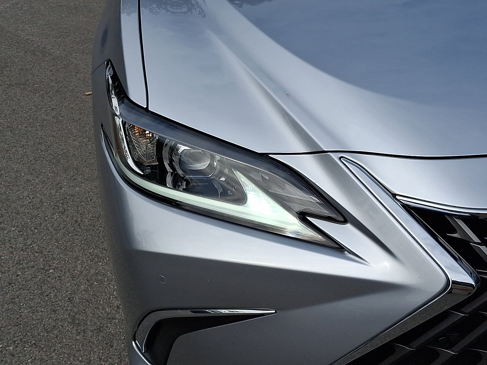 Certified 2022 Lexus ES 300h w/ Accessory Package 2 FWD image 9