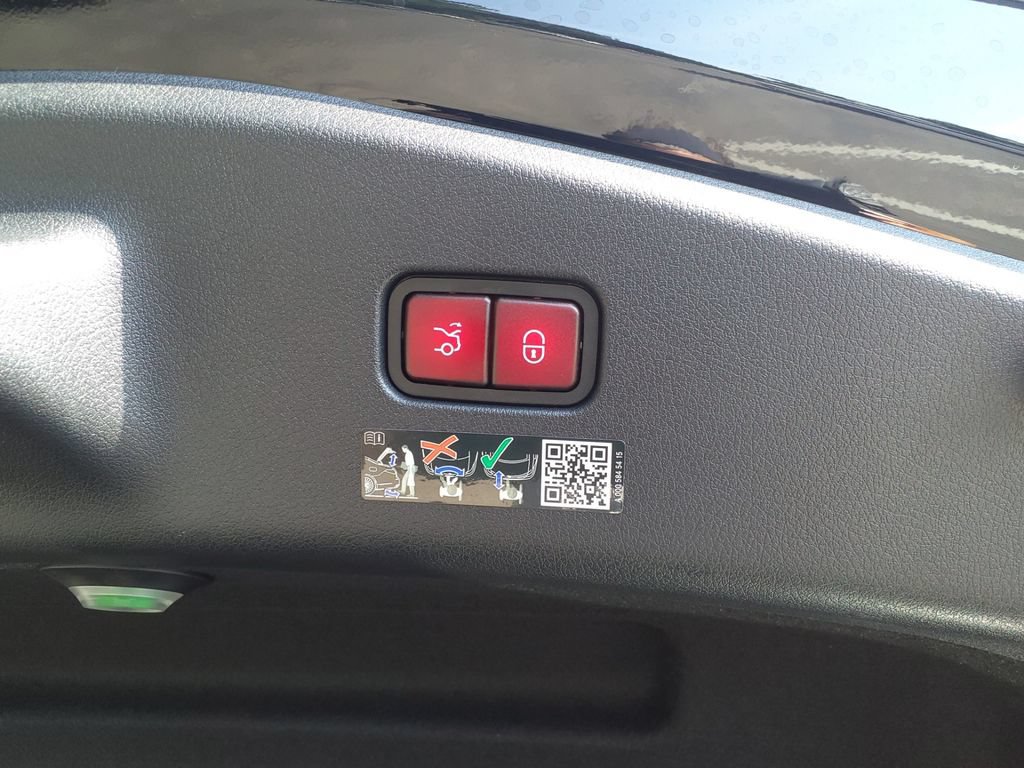 Certified 2025 Mercedes-Benz CLE 300 4MATIC Coupe image 17