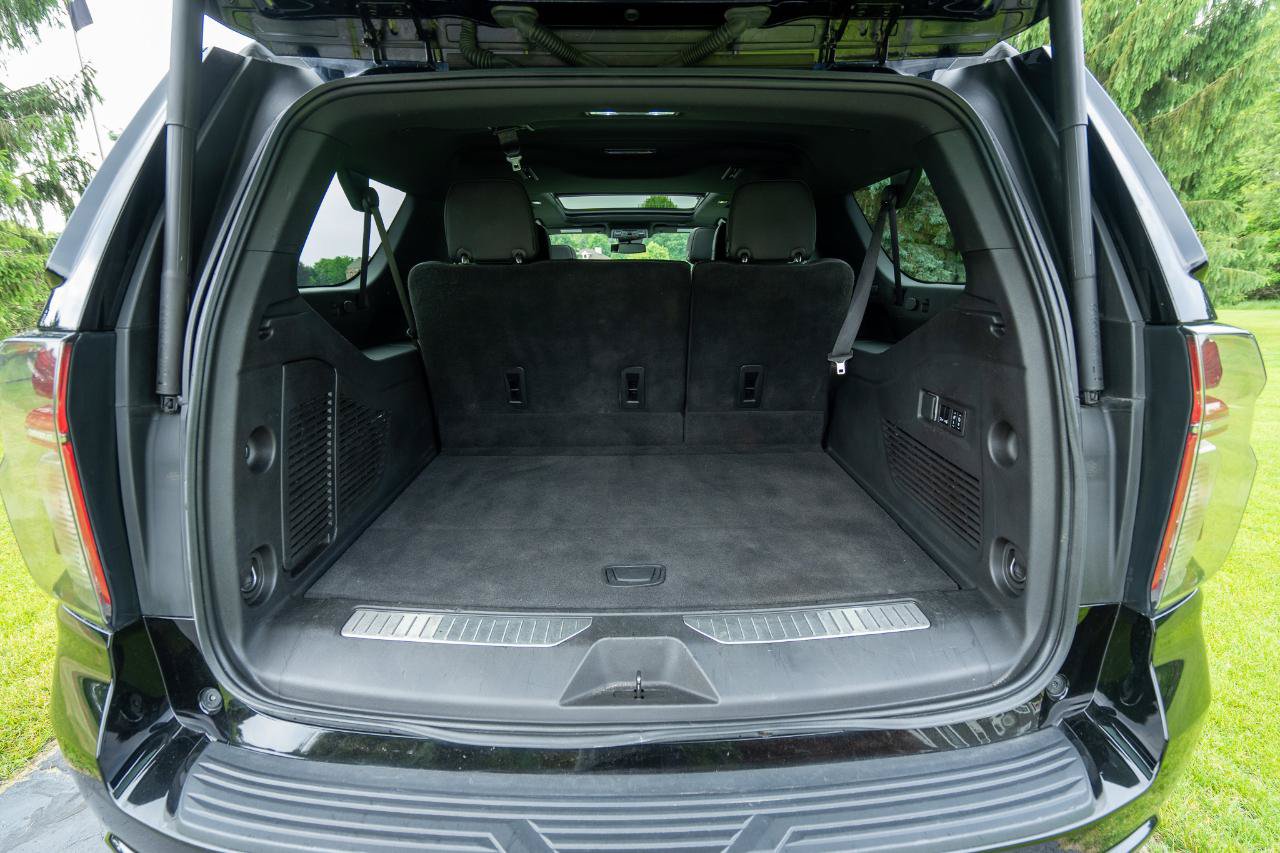 Used 2023 Chevrolet Suburban RST w/ Luxury Package AWD/4WD image 36