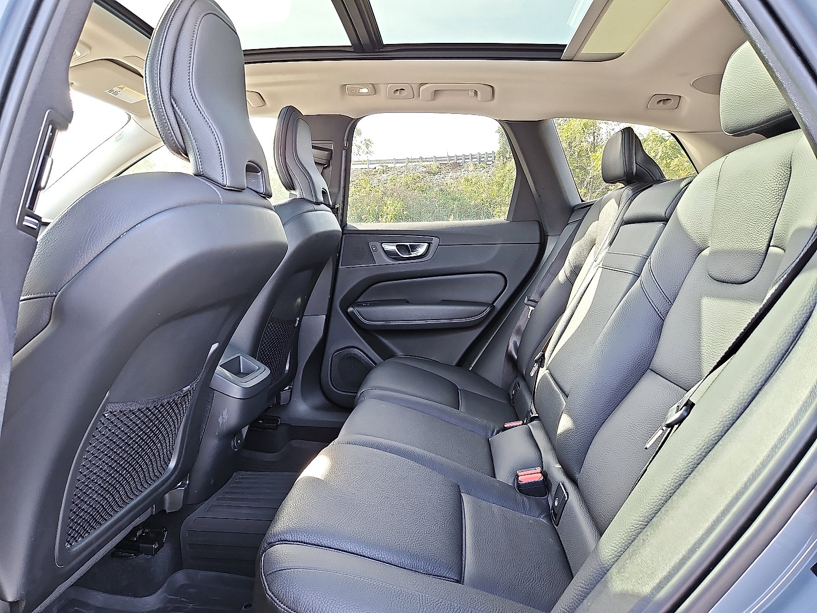 Certified 2022 Volvo XC60 B5 Momentum w/ Climate Package image 10