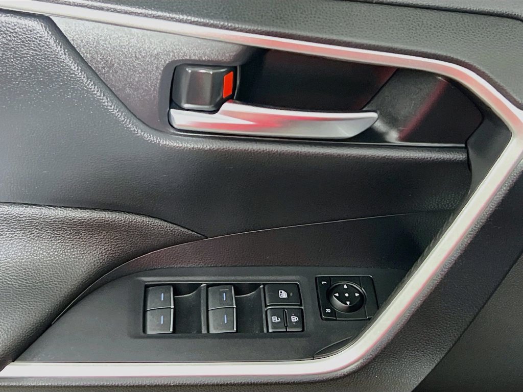 Used 2025 Toyota RAV4 XLE AWD/4WD image 16