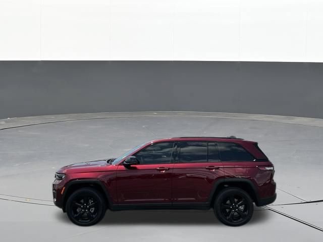Used 2025 Jeep Grand Cherokee Altitude AWD/4WD image 8