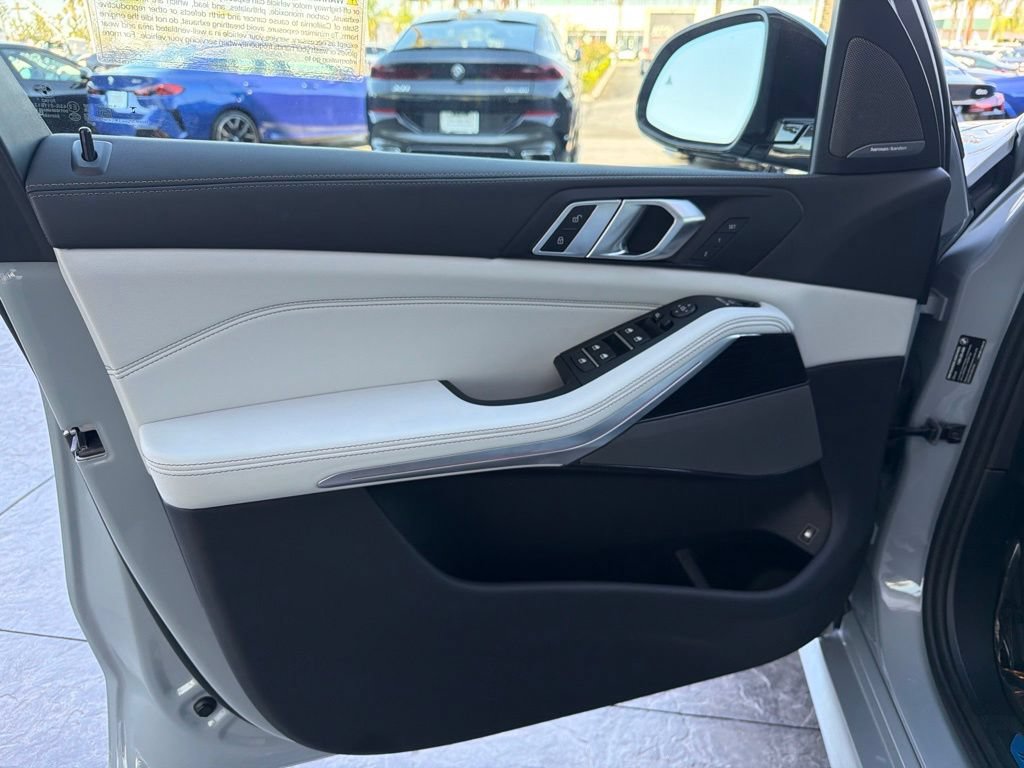 New 2026 BMW X5 xDrive50e w/ M Sport Package AWD/4WD image 8