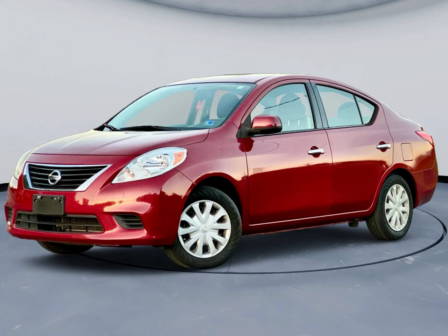 Used 2014 Nissan Versa SV FWD image 2