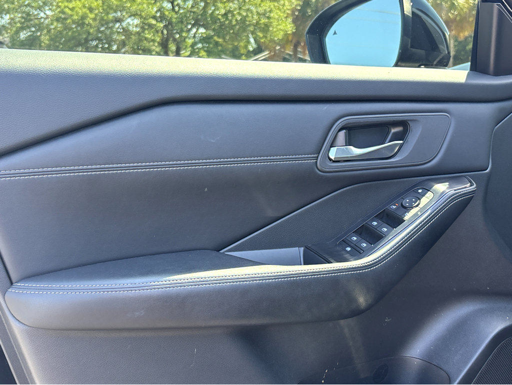 Used 2024 Nissan Rogue SV w/ SV Premium Package image 21