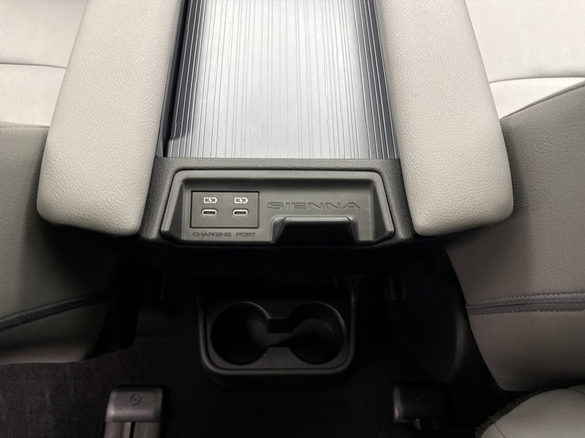 Used 2025 Toyota Sienna XLE AWD/4WD image 21