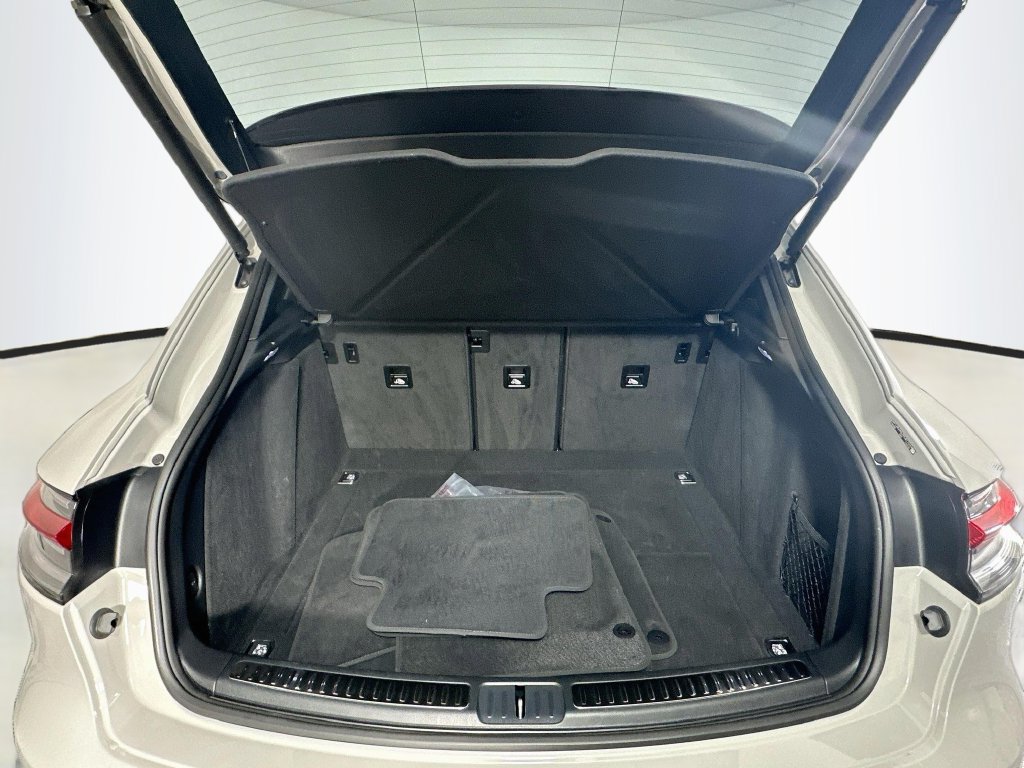 Certified 2023 Porsche Macan AWD/4WD image 27