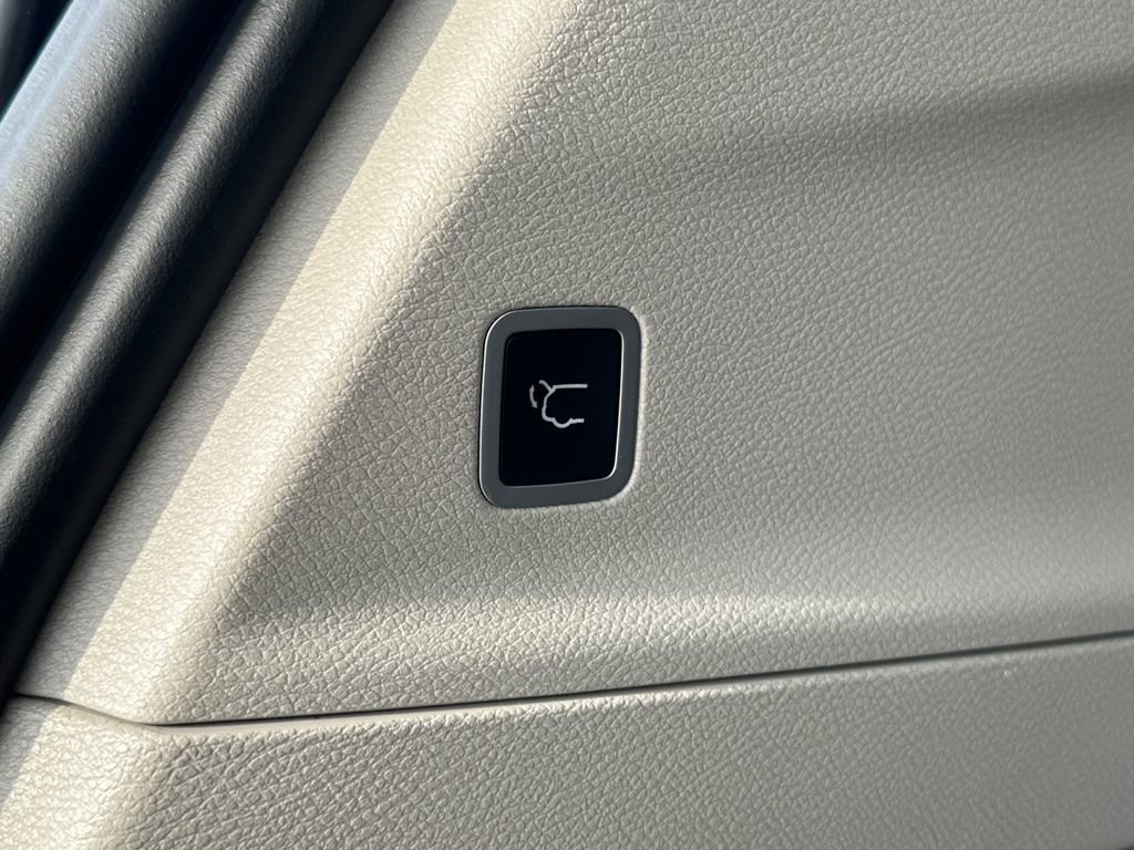 Used 2018 Chrysler Pacifica Touring-L Plus w/ Advanced Safetytec Group FWD image 21