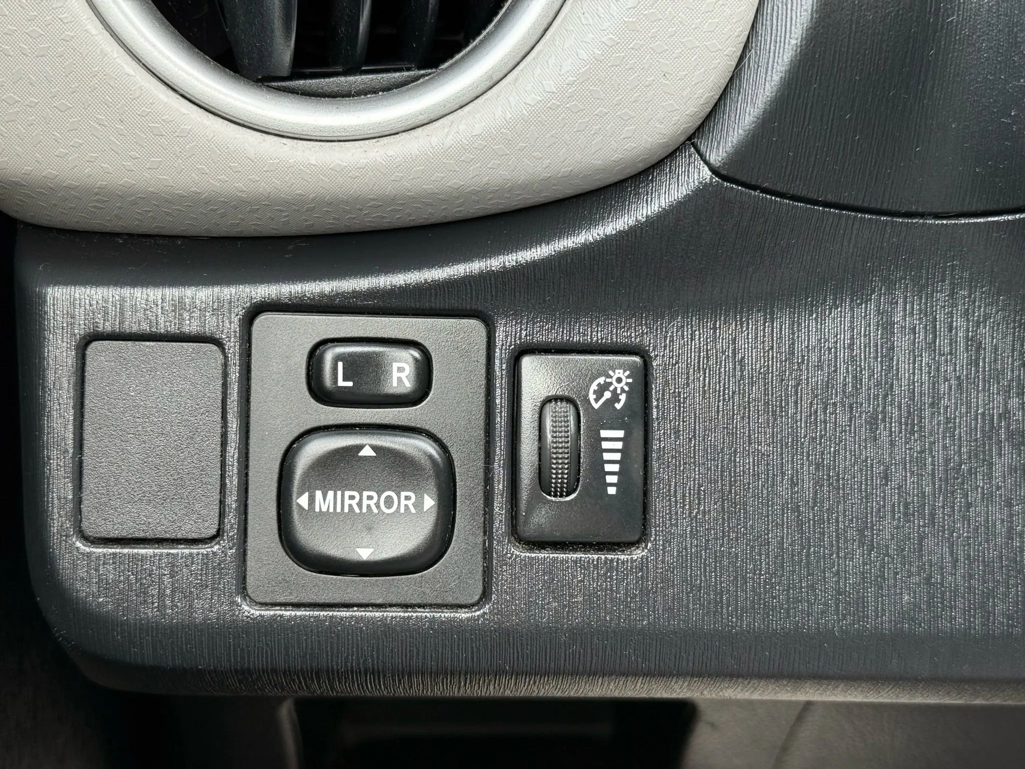 Used 2013 Toyota Yaris LE image 27
