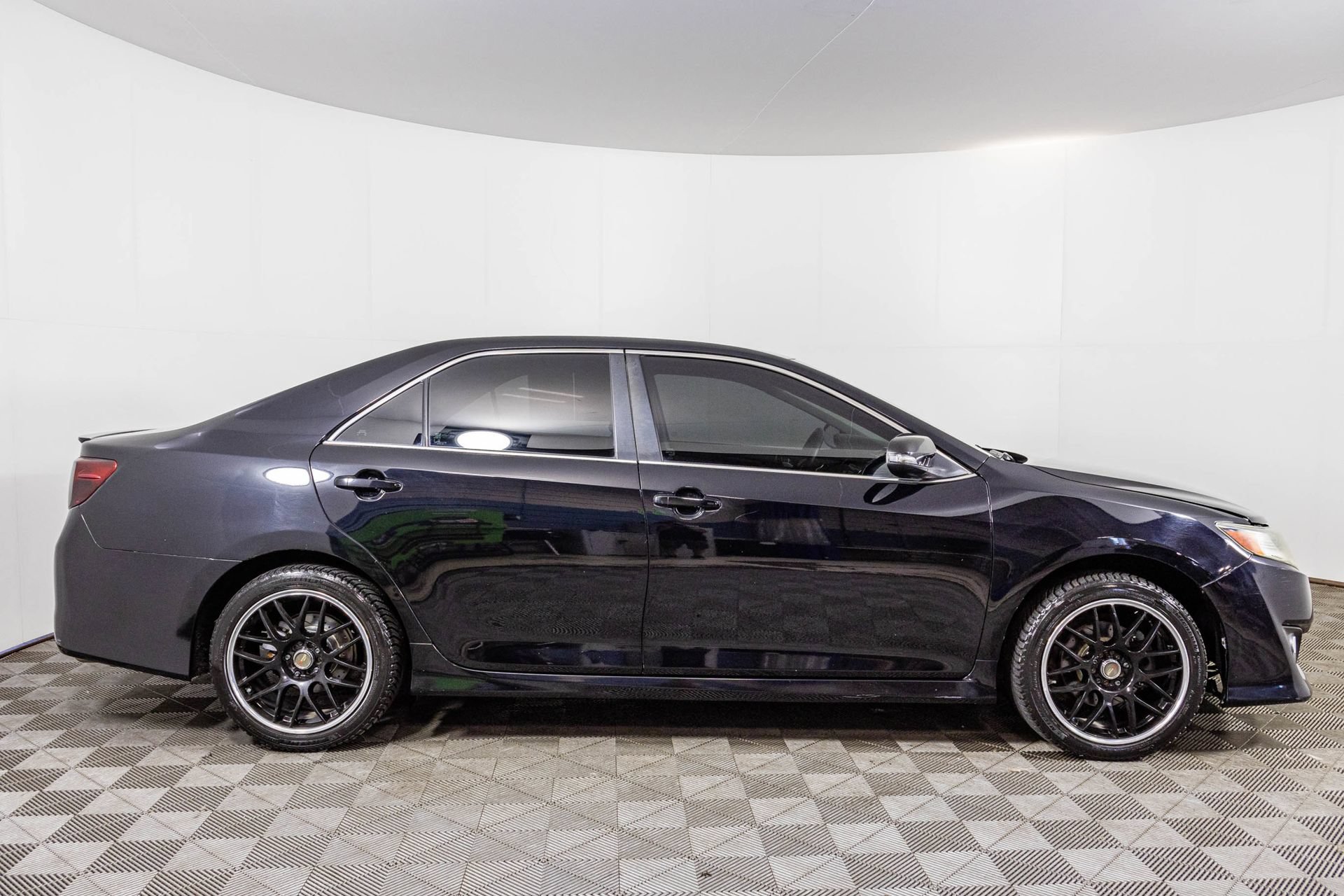 Used 2012 Toyota Camry SE w/ Leather Pkg FWD image 17