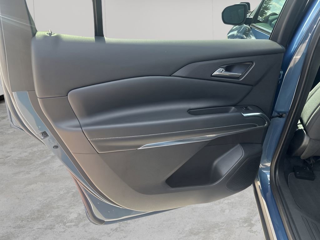 Used 2025 Chevrolet Traverse LT image 17