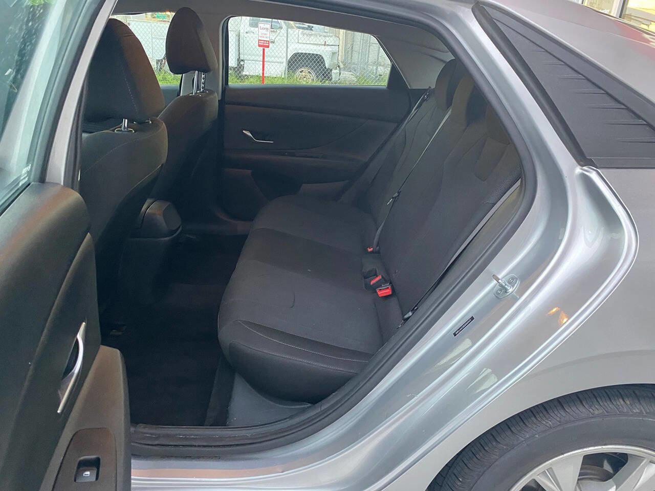 Used 2021 Hyundai Elantra SE image 3