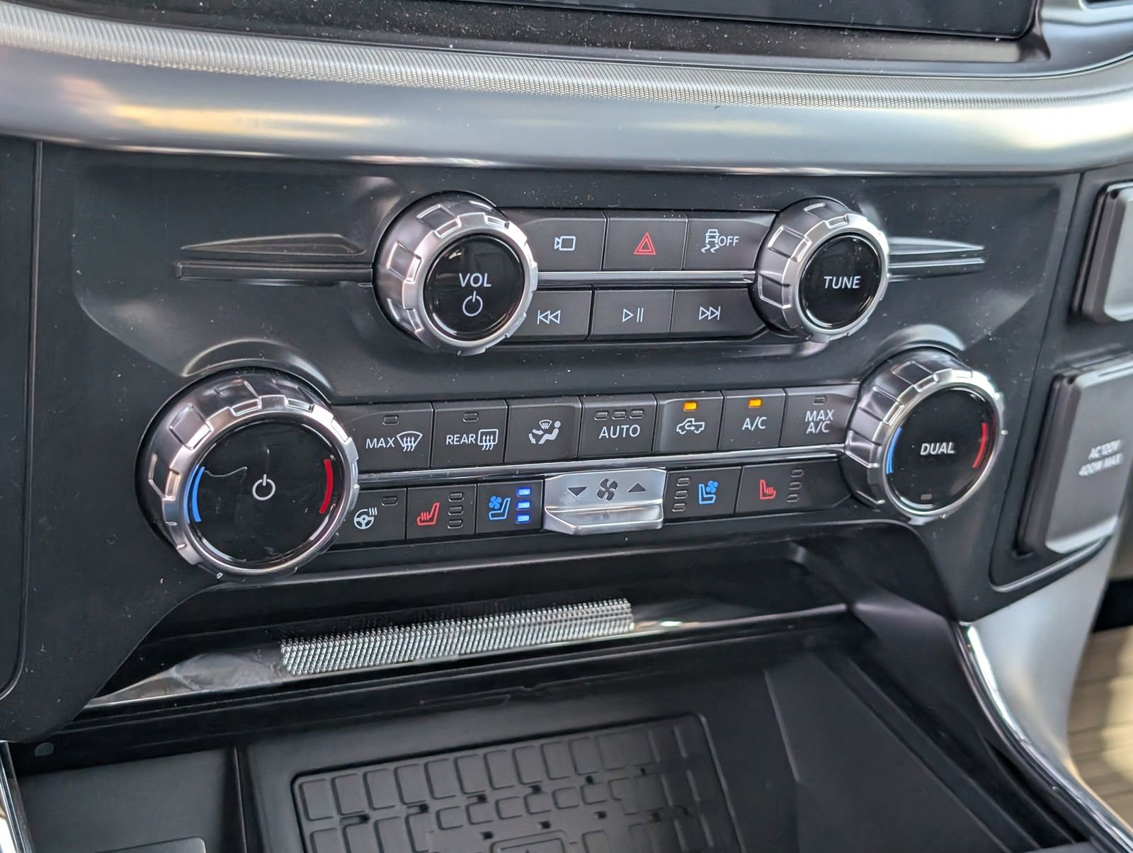 Used 2025 Ford F150 Lariat w/ Equipment Group 502A High image 17