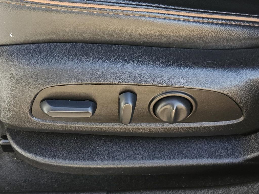 Used 2022 GMC Acadia AT4 w/ Technology Package image 28